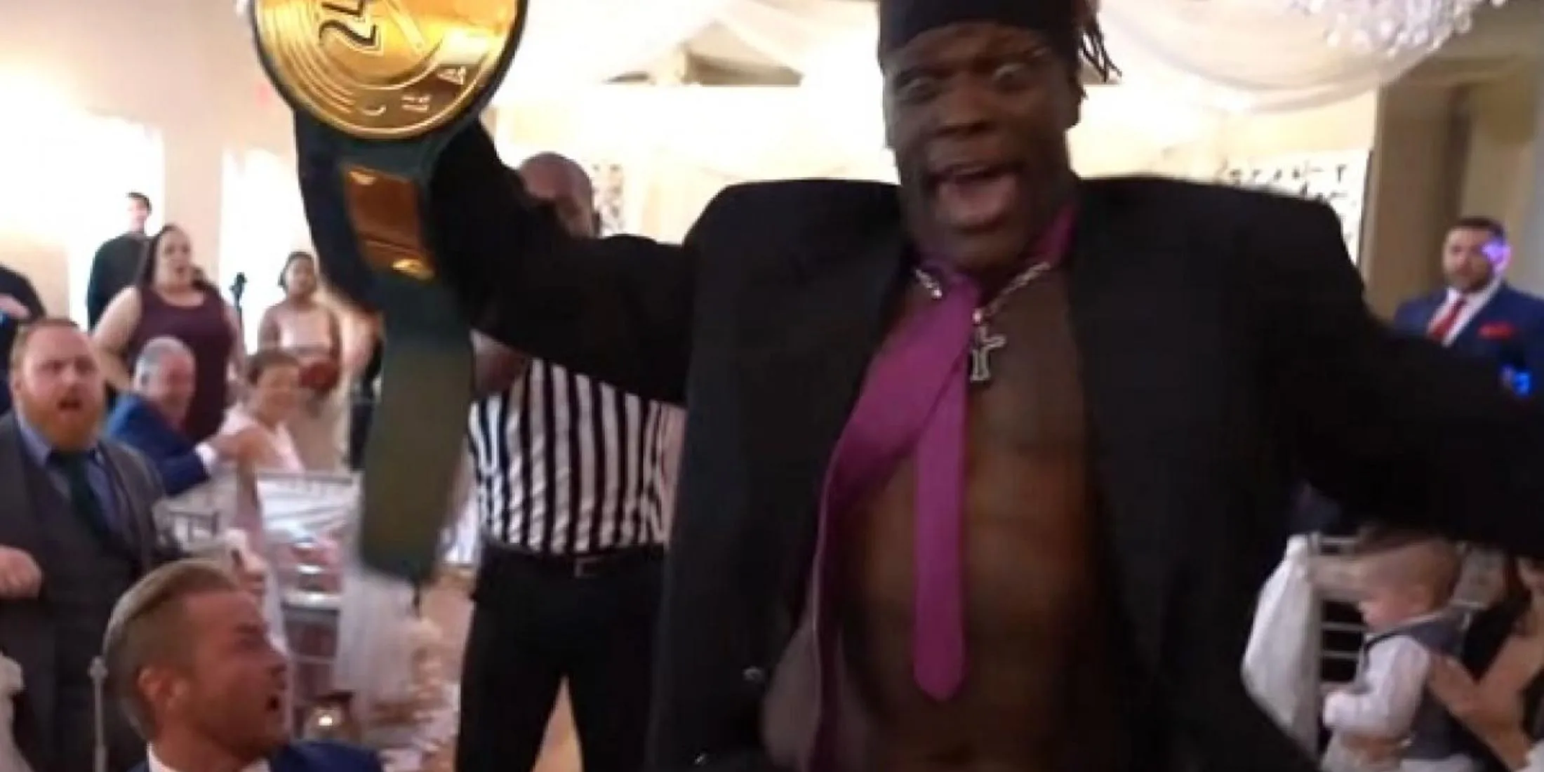 R-Truth gây rối tại đám cưới của Drake Maverick để giành lại đai 24/7