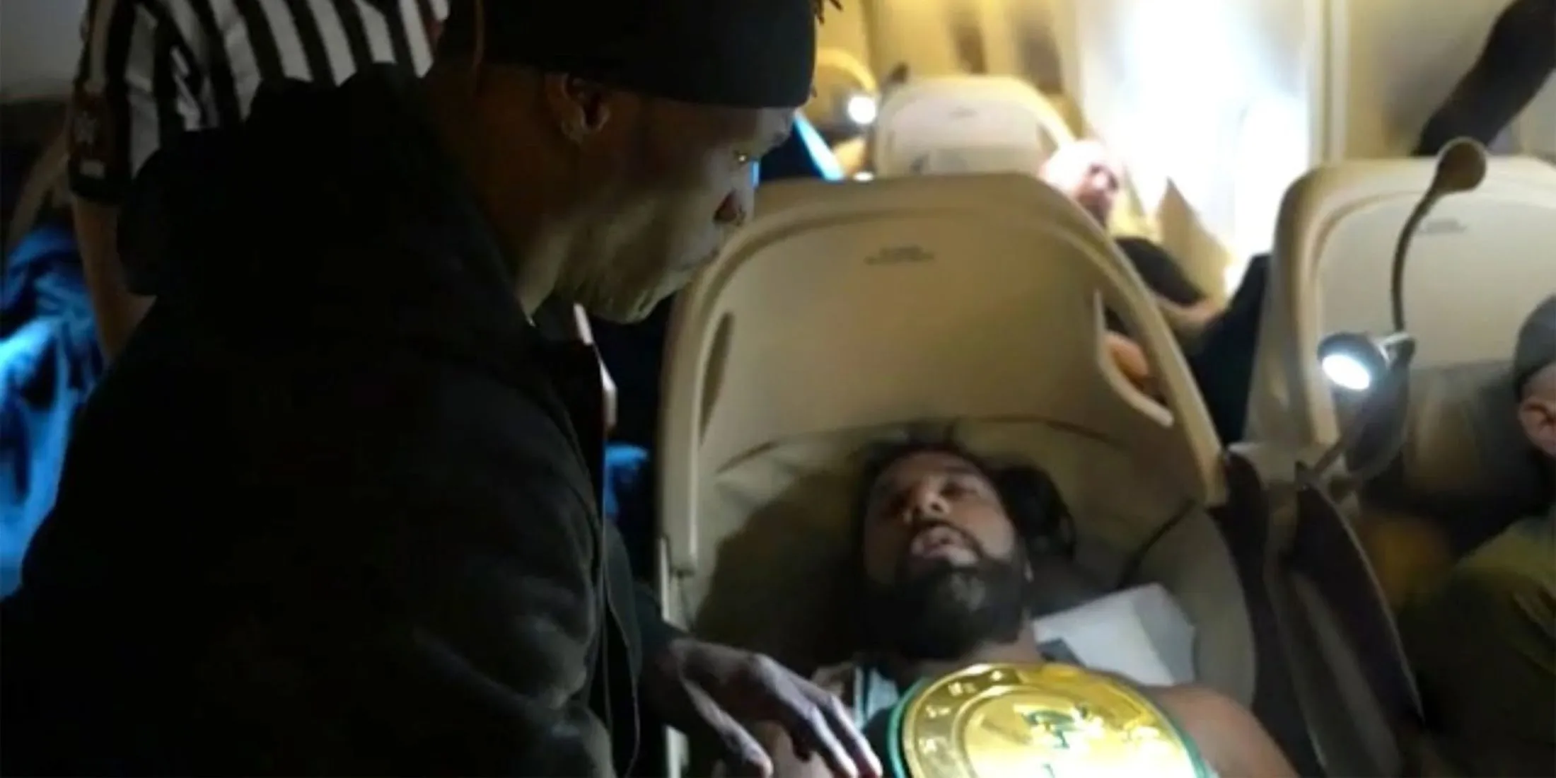 R-Truth phục kích Jinder Mahal trên máy bay để giành lại đai 24/7