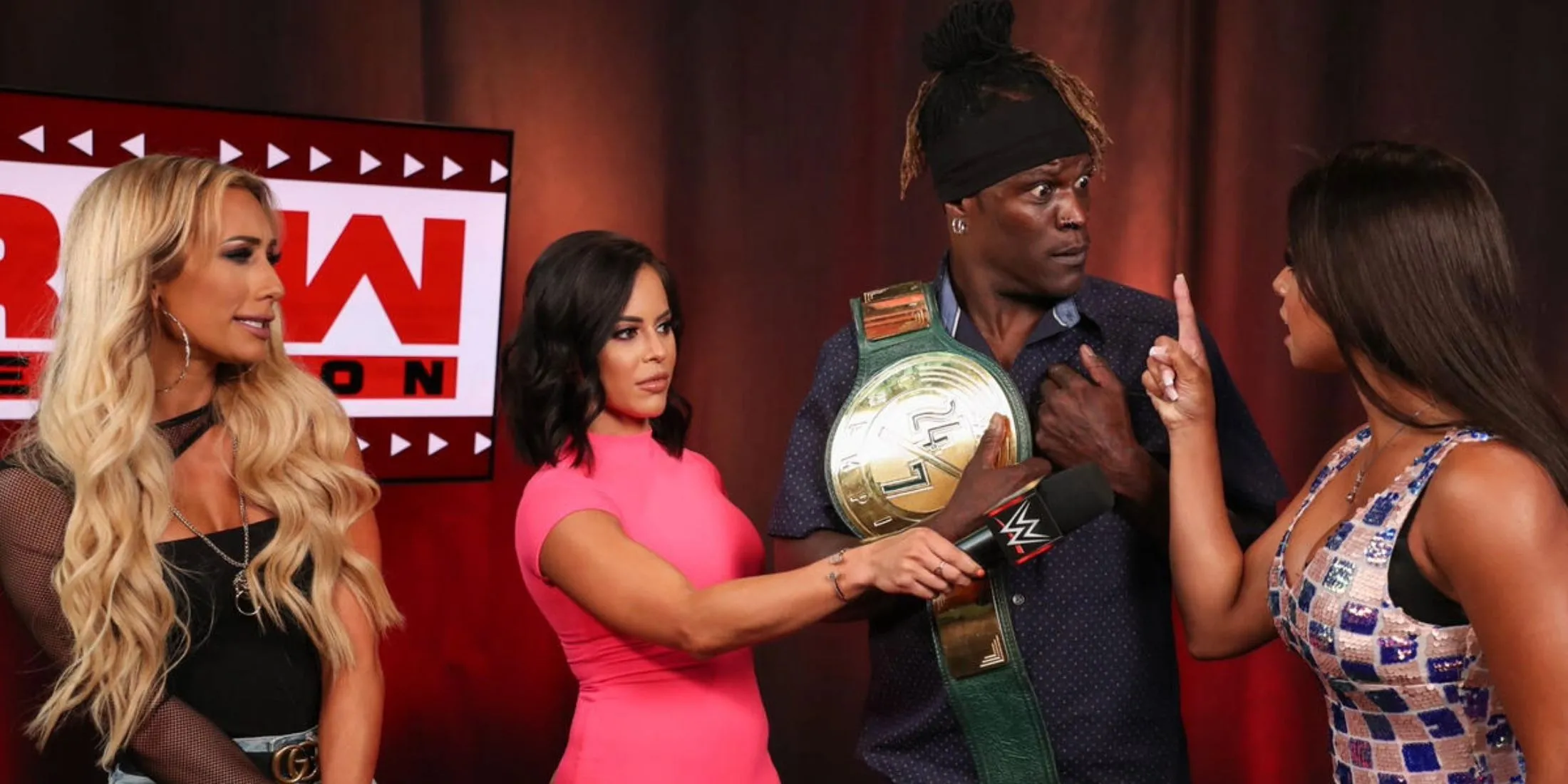 R-Truth và Carmella trong một khoảnh khắc hỗn loạn giành đai 24/7