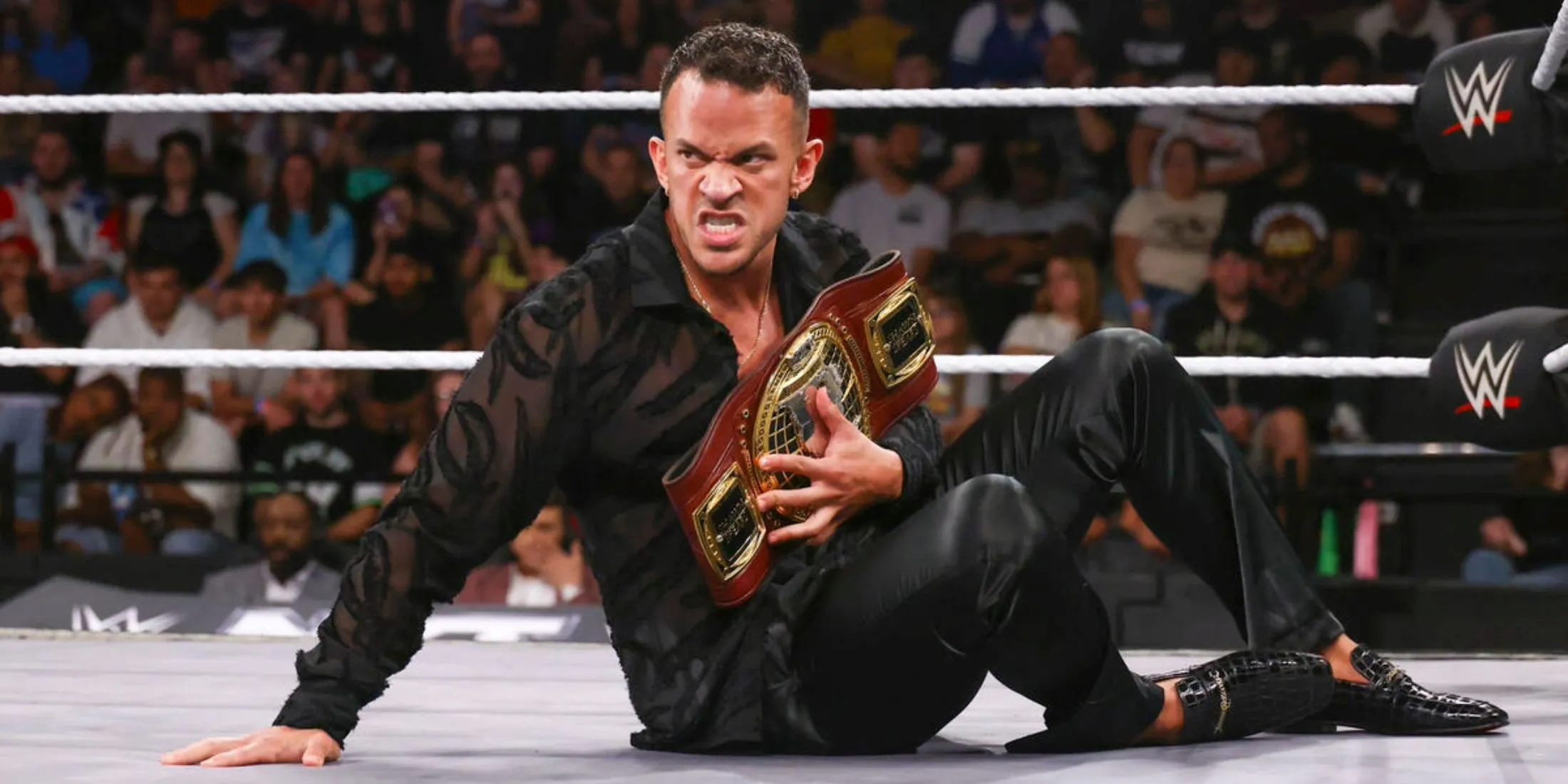 Ricky Saints đô vật trên sàn đấu NXT WWE