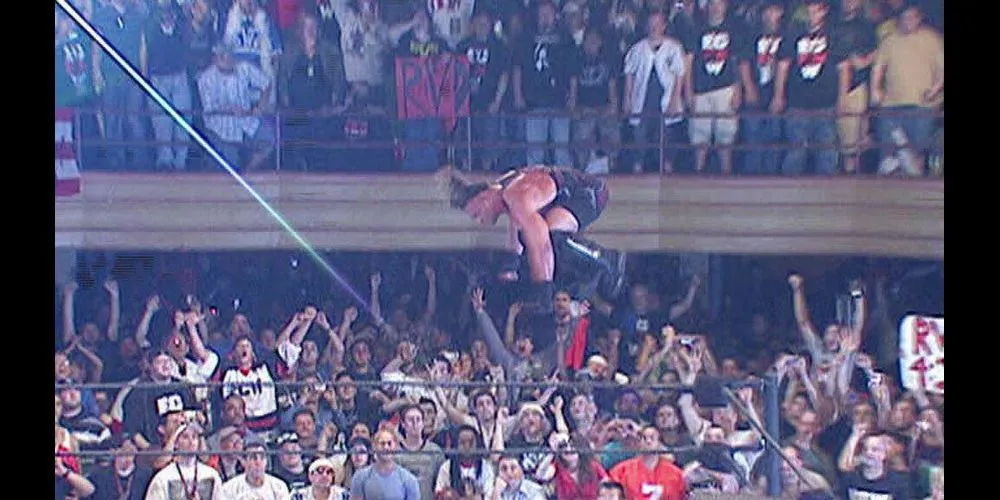 Rob Van Dam thực hiện đòn Frog Splash từ trên dây đài cao