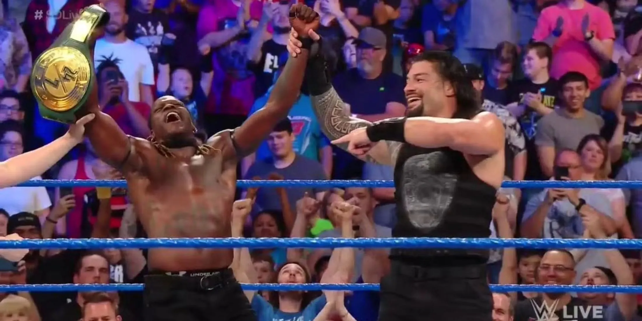 Roman Reigns giúp R-Truth giành đai WWE 24/7 từ Elias