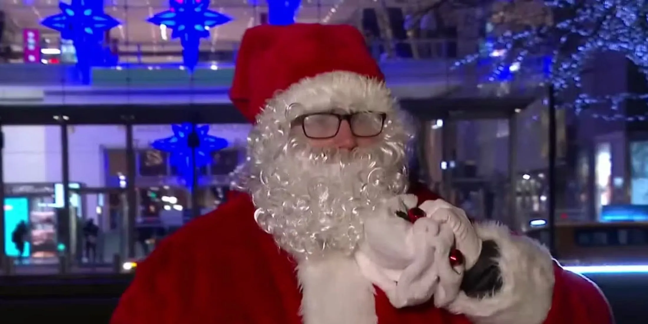 Santa Claus ăn mừng sau khi giành được đai WWE 24/7 từ Akira Tozawa