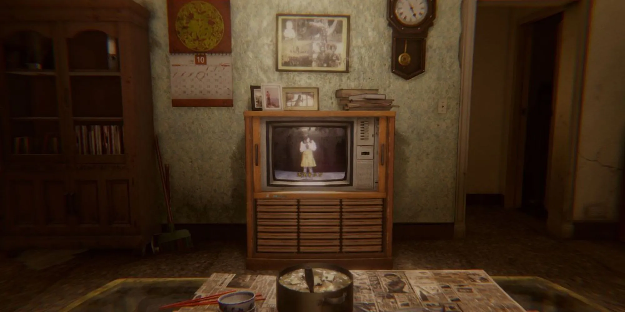 Screenshot gameplay Devotion của Red Candle Games, cho thấy Mei Shin trên TV