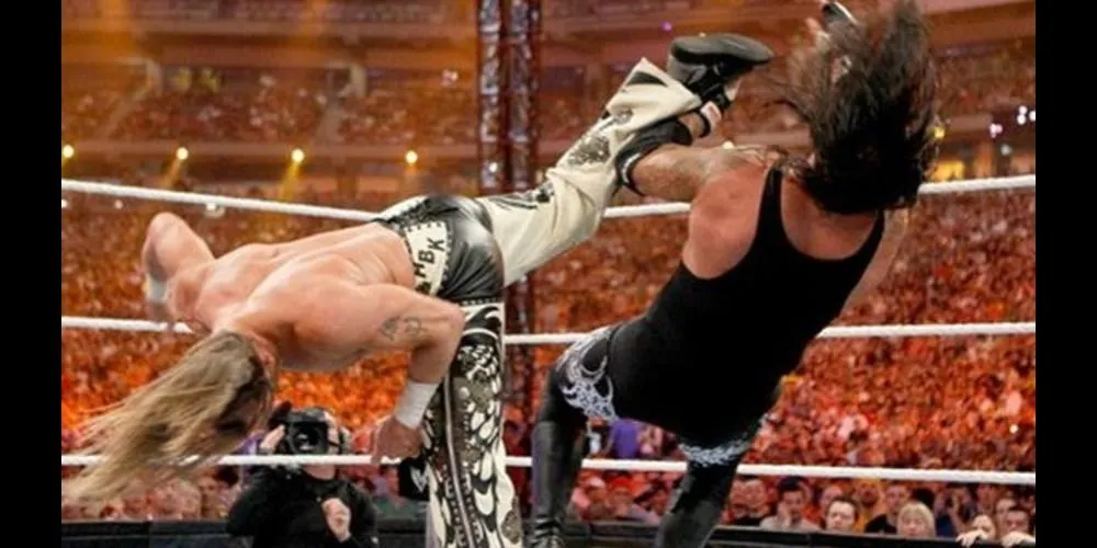 Shawn Michaels chuẩn bị thực hiện đòn Sweet Chin Music
