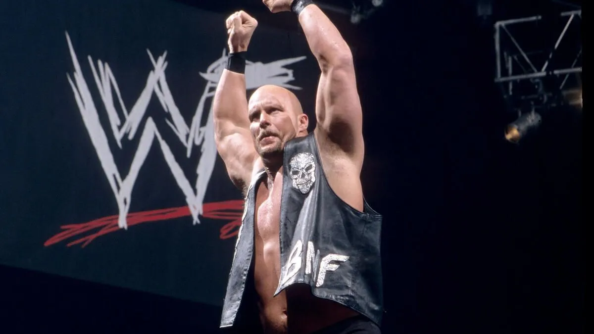 Stone Cold Steve Austin ăn mừng trên võ đài với lon bia