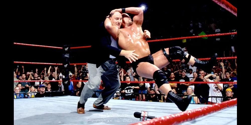 Stone Cold Steve Austin thực hiện đòn Stone Cold Stunner