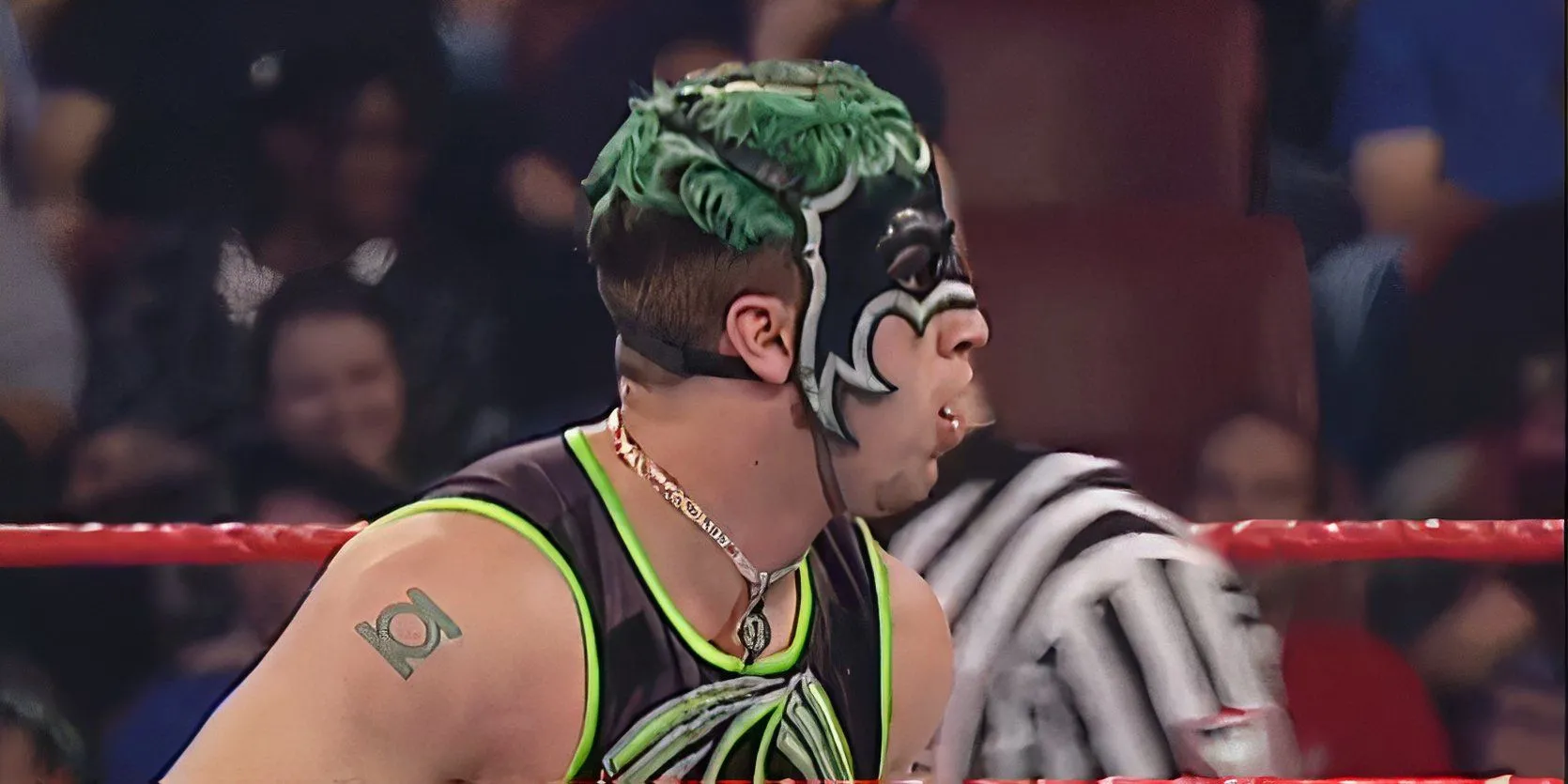 The Hurricane chuẩn bị cho trận đấu với Ric Flair trong tập WWE Raw ngày 12 tháng 5 năm 2003.