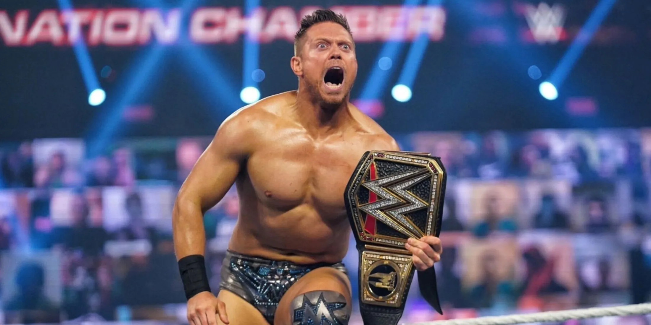 The Miz ăn mừng với đai vô địch WWE trên võ đài