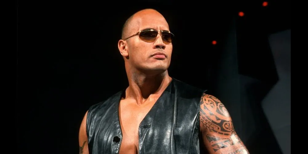 The Rock cầm micro ăn nói trên võ đài WWE