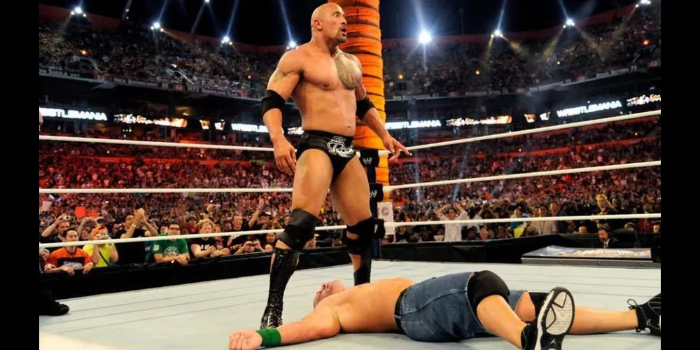 The Rock thực hiện đòn The People's Elbow lên John Cena
