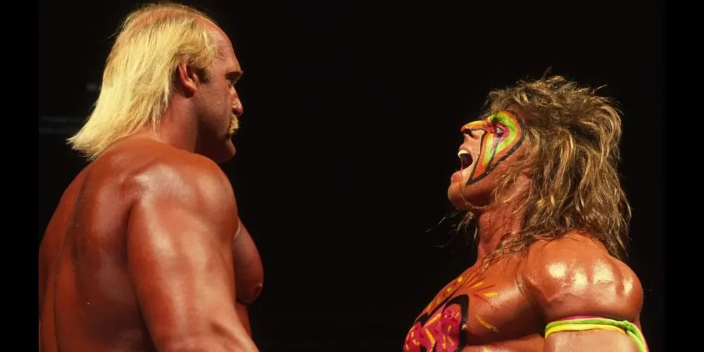 The Ultimate Warrior đang tạo dáng cơ bắp trên võ đài