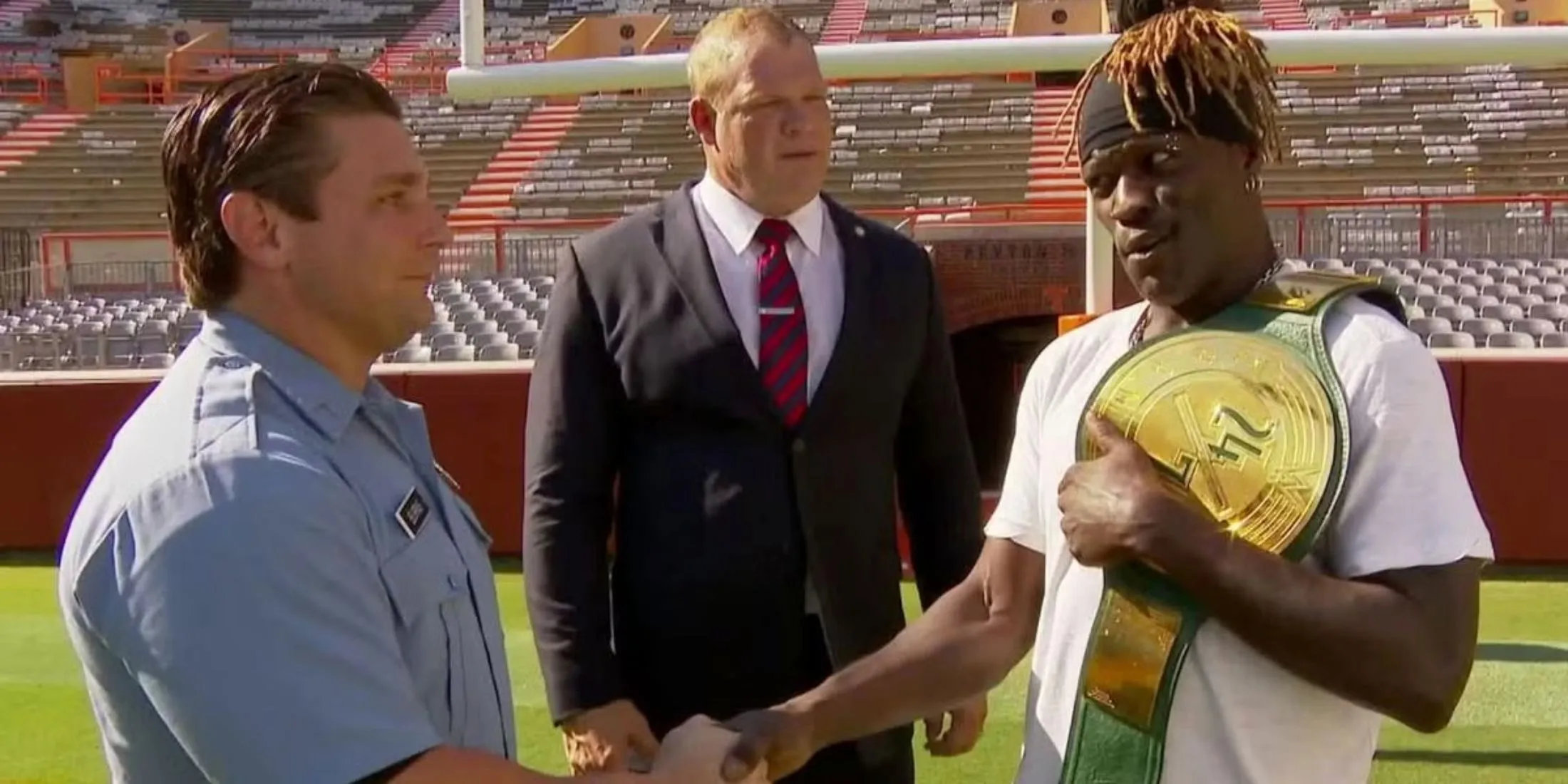 Thị trưởng Glenn Jacobs (Kane) với đai WWE 24/7 sau khi hạ gục R-Truth