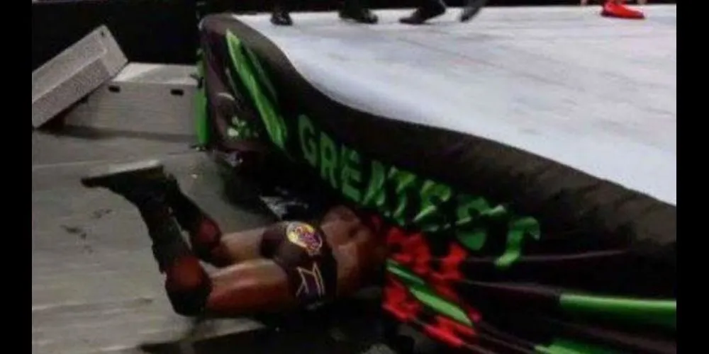 Titus O'Neil trượt ngã trên đường ra võ đài