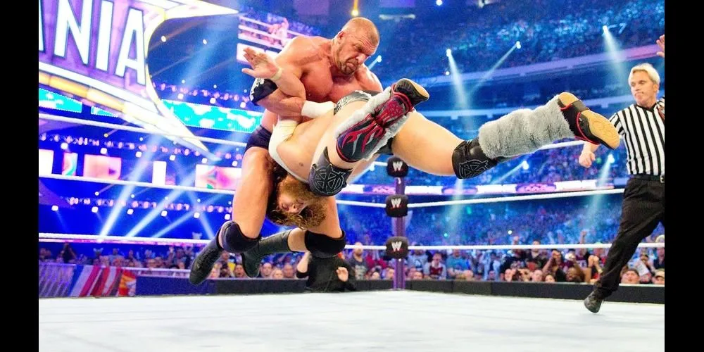 Triple H thực hiện đòn Pedigree