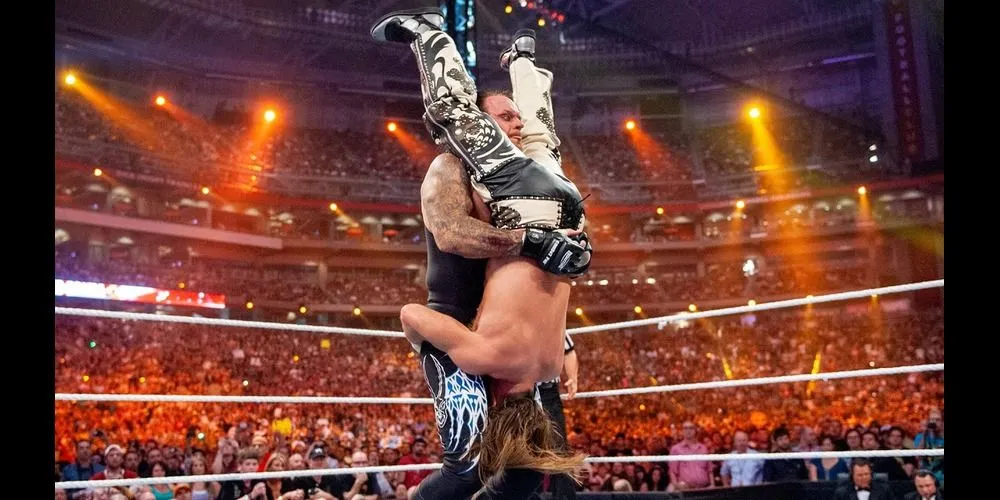 Undertaker chuẩn bị thực hiện đòn Tombstone Piledriver
