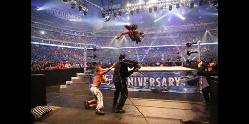 Undertaker nhảy qua dây thừng trên cùng tại WrestleMania 25