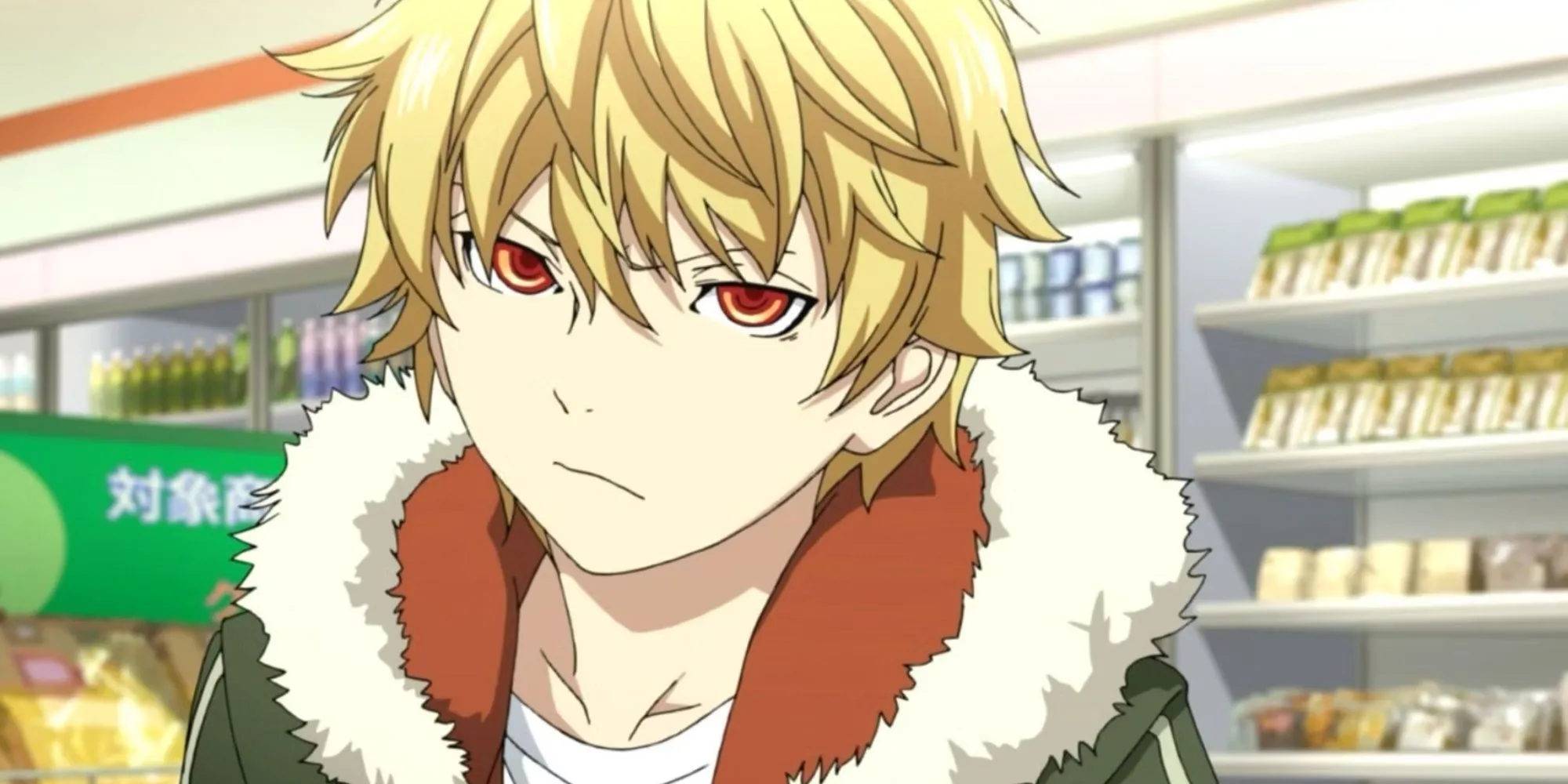 Yukine với biểu cảm tức giận đứng trong cửa hàng tiện lợi trong cảnh phim Noragami