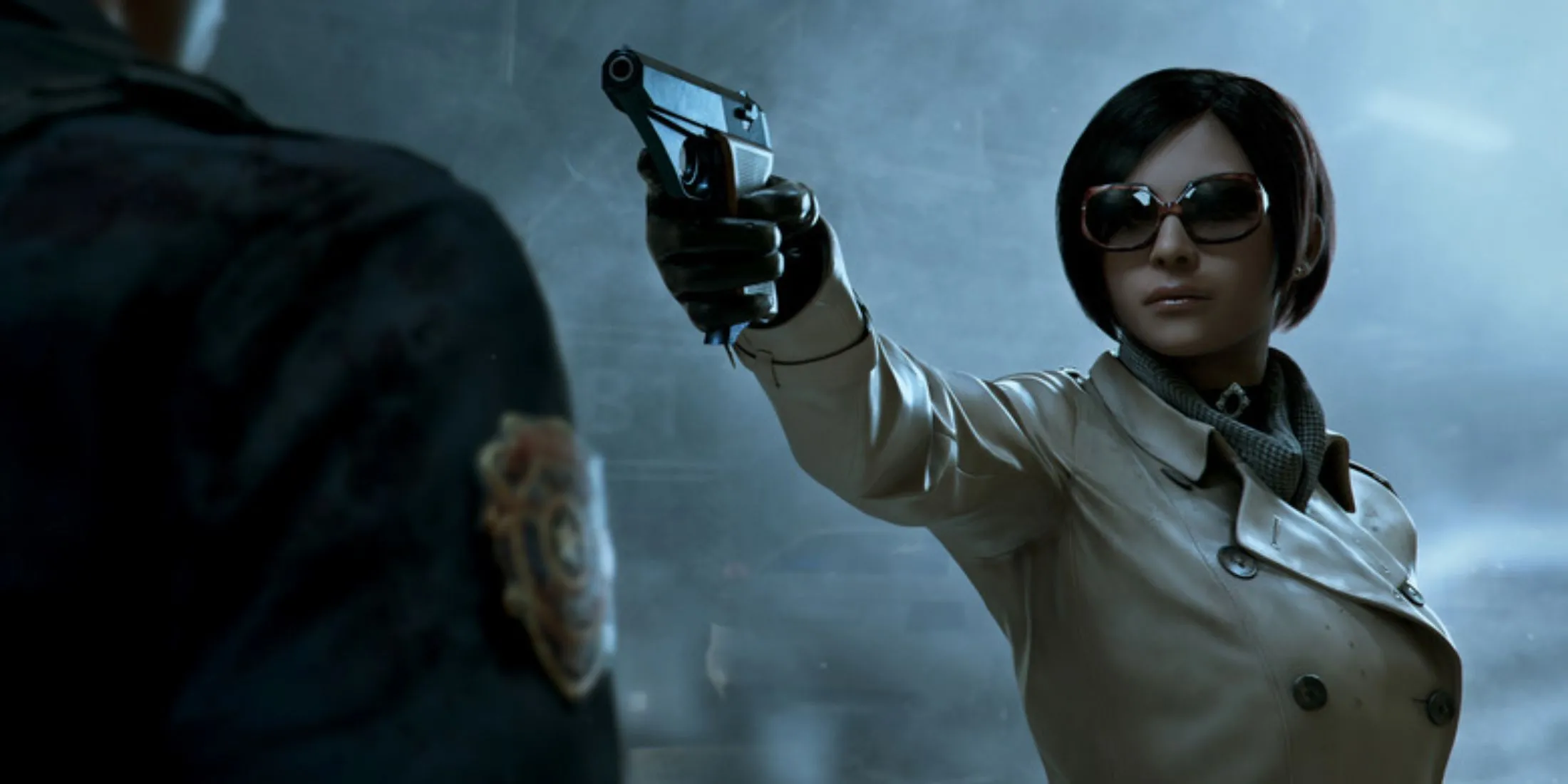 Ada Wong mặc áo khoác và đeo kính chĩa súng vào Leon Kennedy trong Resident Evil 2 remake