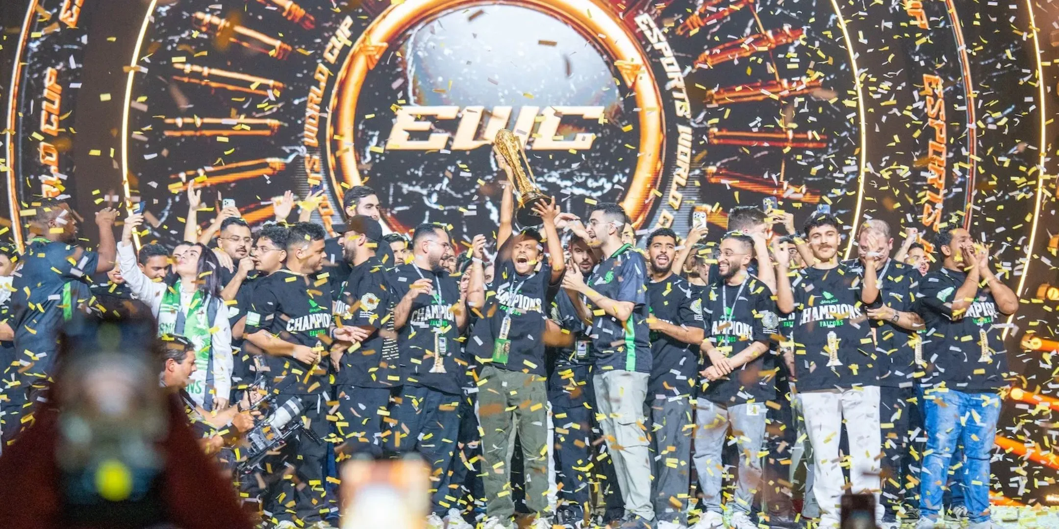 Biểu tượng Esports World Cup và logo Team Falcons