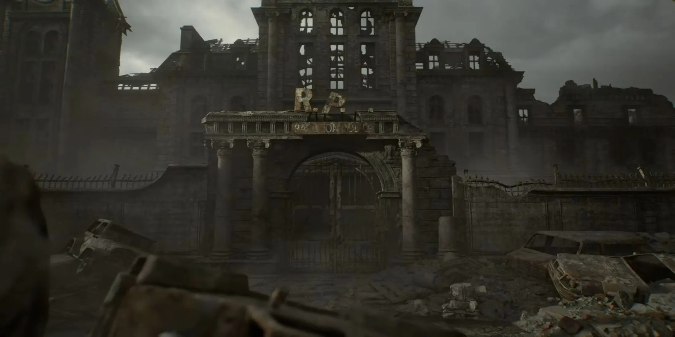 Hình ảnh từ trailer chính thức của Resident Evil Requiem, cho thấy khu vực RPD đổ nát