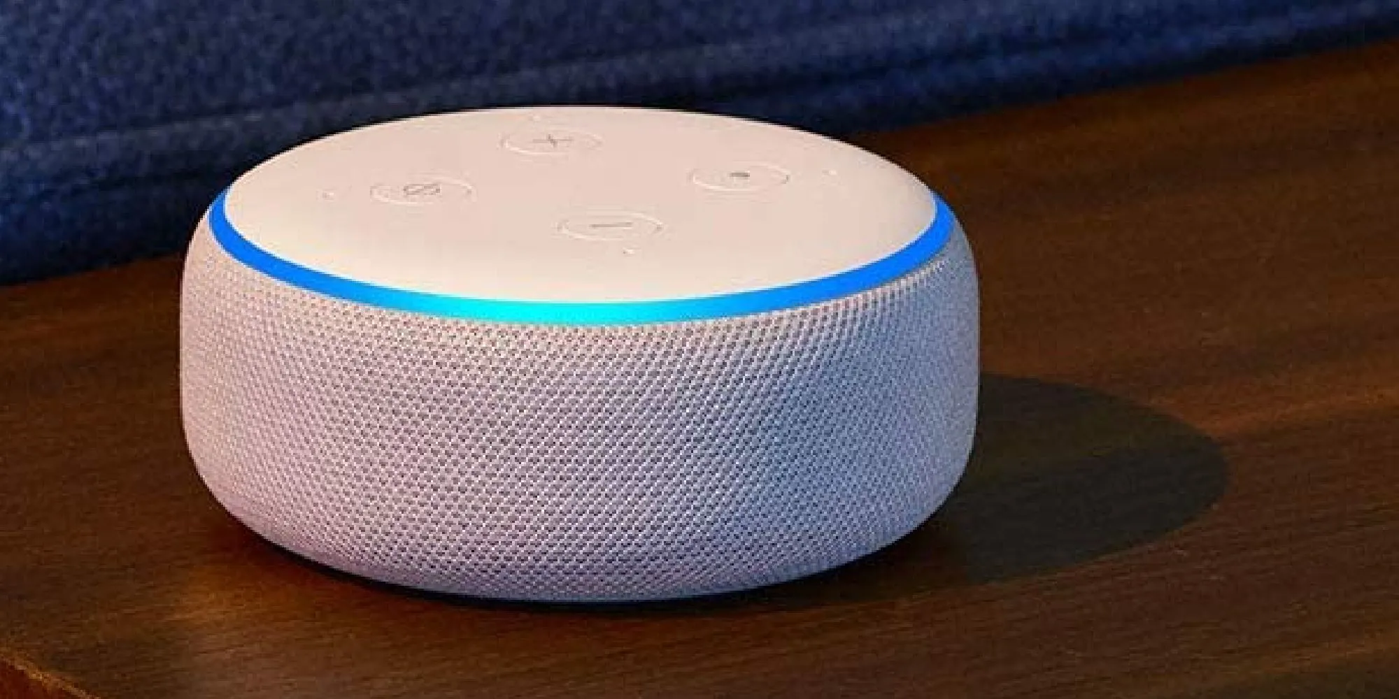 Thiết bị Amazon Alexa màu trắng đặt trên bề mặt gỗ, sẵn sàng được &quot;gamer hóa&quot;.