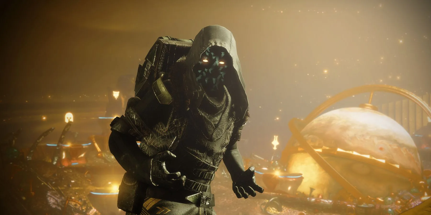 Xur đứng cạnh đống kho báu của mình, hiển thị kho đồ trong Destiny 2.