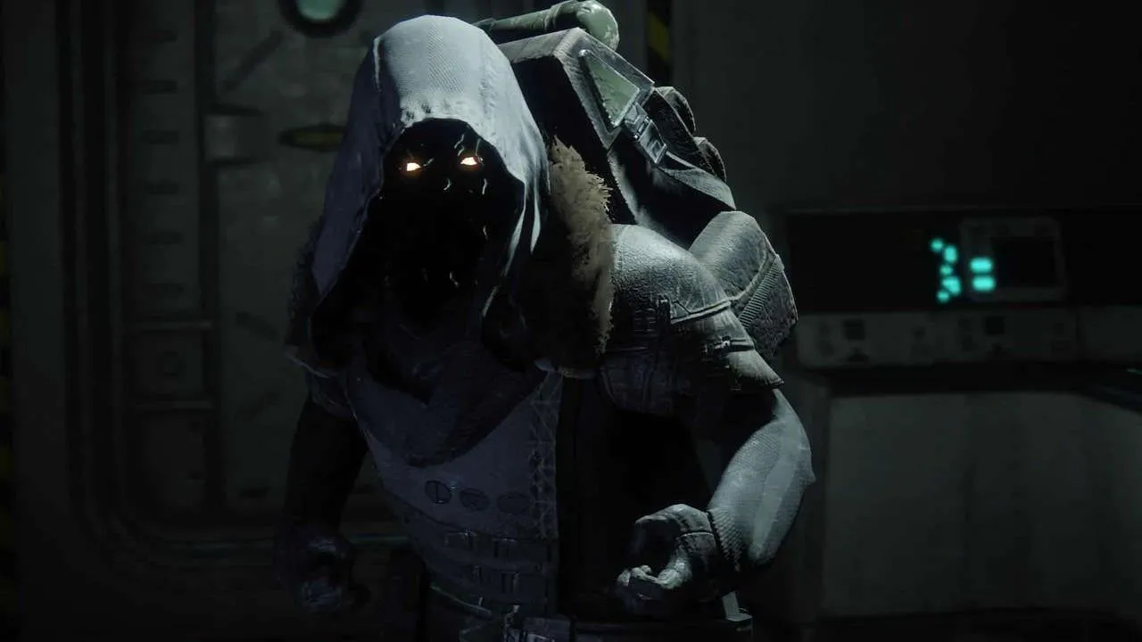 Xur đứng ở Bazaar trong The Tower của Destiny 2, phía sau cửa hàng Ramen Shop.