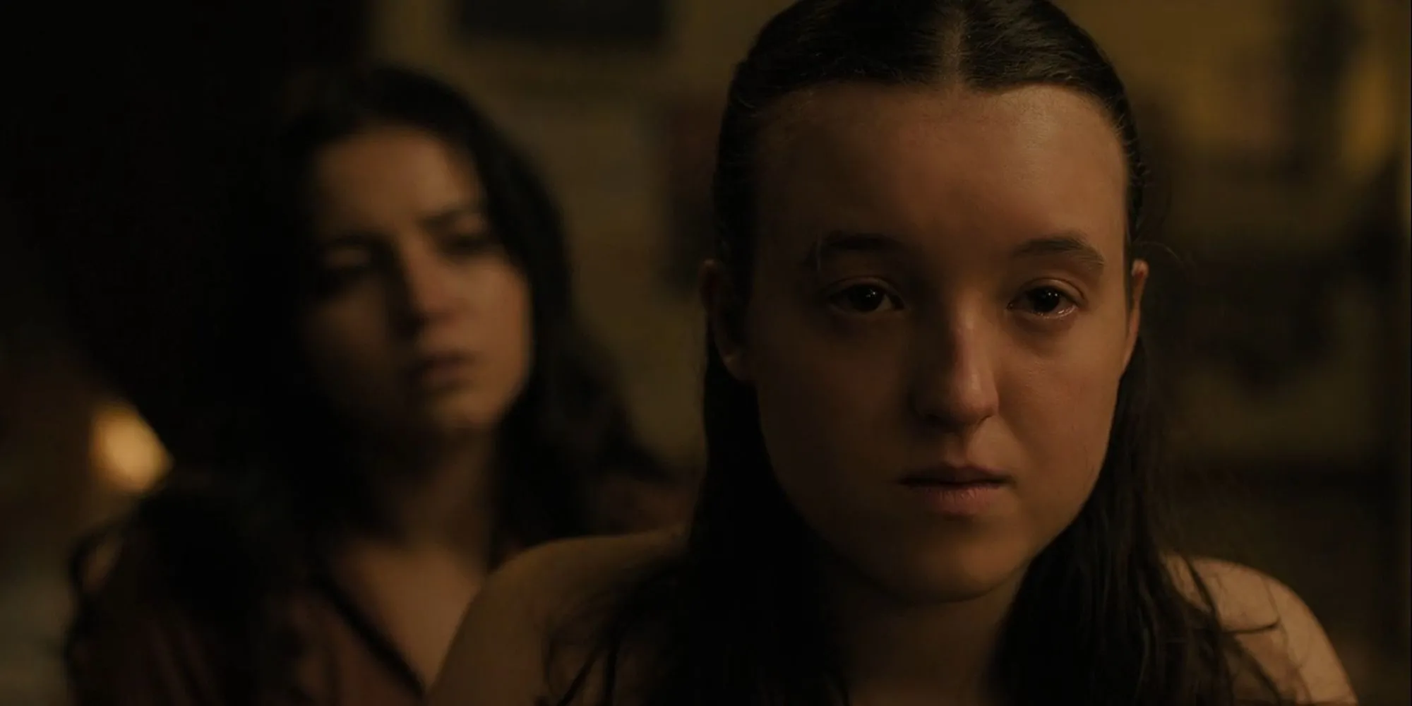 Bella Ramsey vai Ellie kể chuyện về Joel cho Dina nghe trong series The Last of Us HBO
