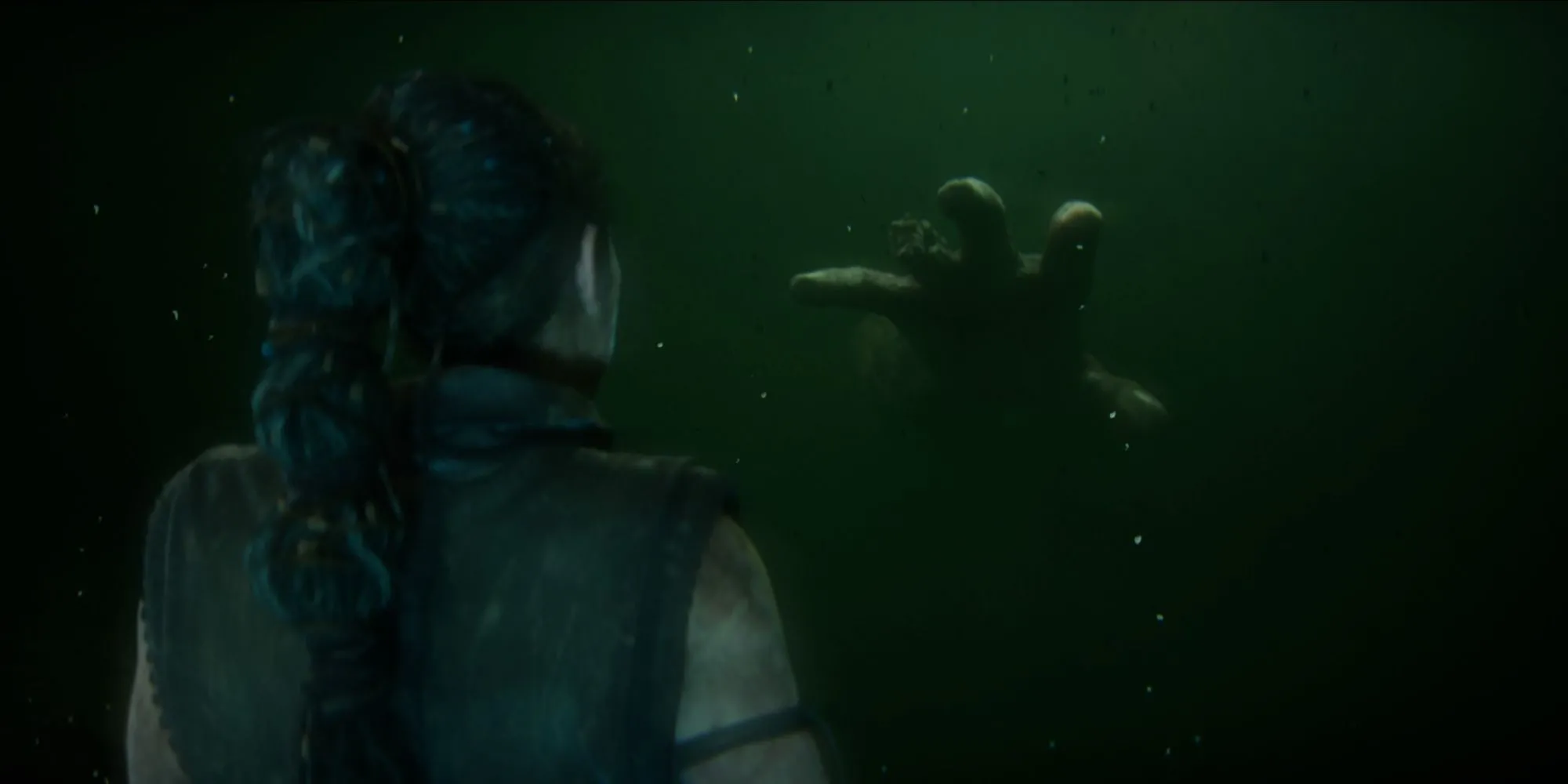 Cận cảnh Senua trong Hellblade 2 với đồ họa siêu thực và hiệu ứng nhập vai sâu sắc trên PS5