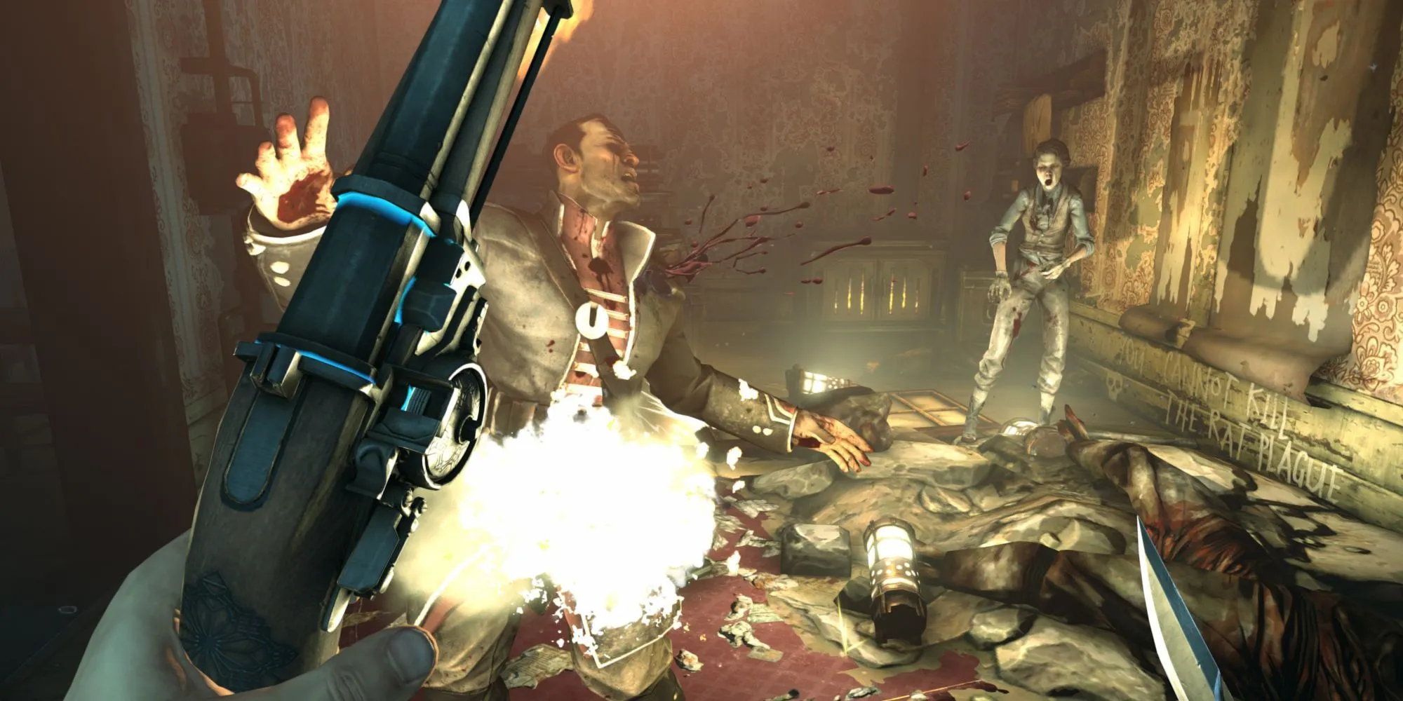 Corvo bắn súng vào kẻ địch trong Dishonored, khung cảnh bạo lực với máu và một người phụ nữ bị sốc, đèn lồng rơi dưới sàn.