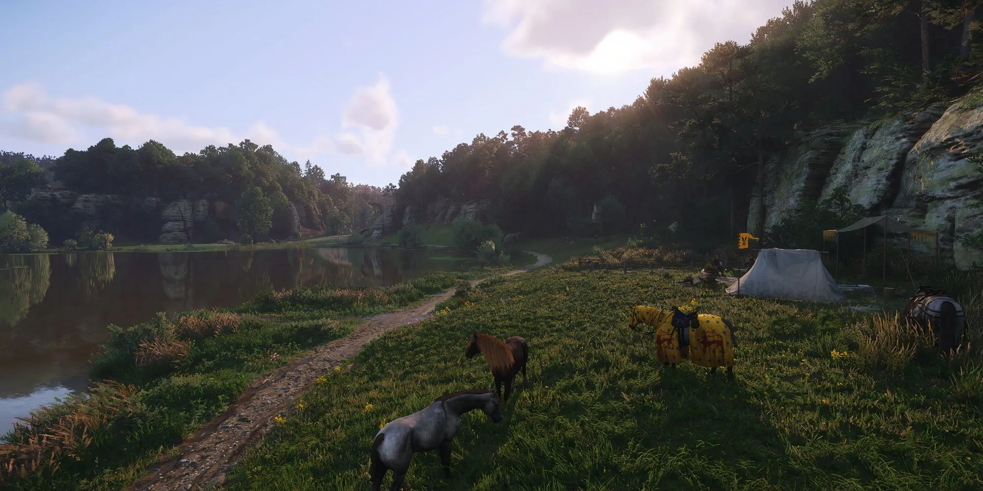 Henry cùng đồng đội cắm trại trong khu rừng rộng lớn đầu game Kingdom Come Deliverance 2