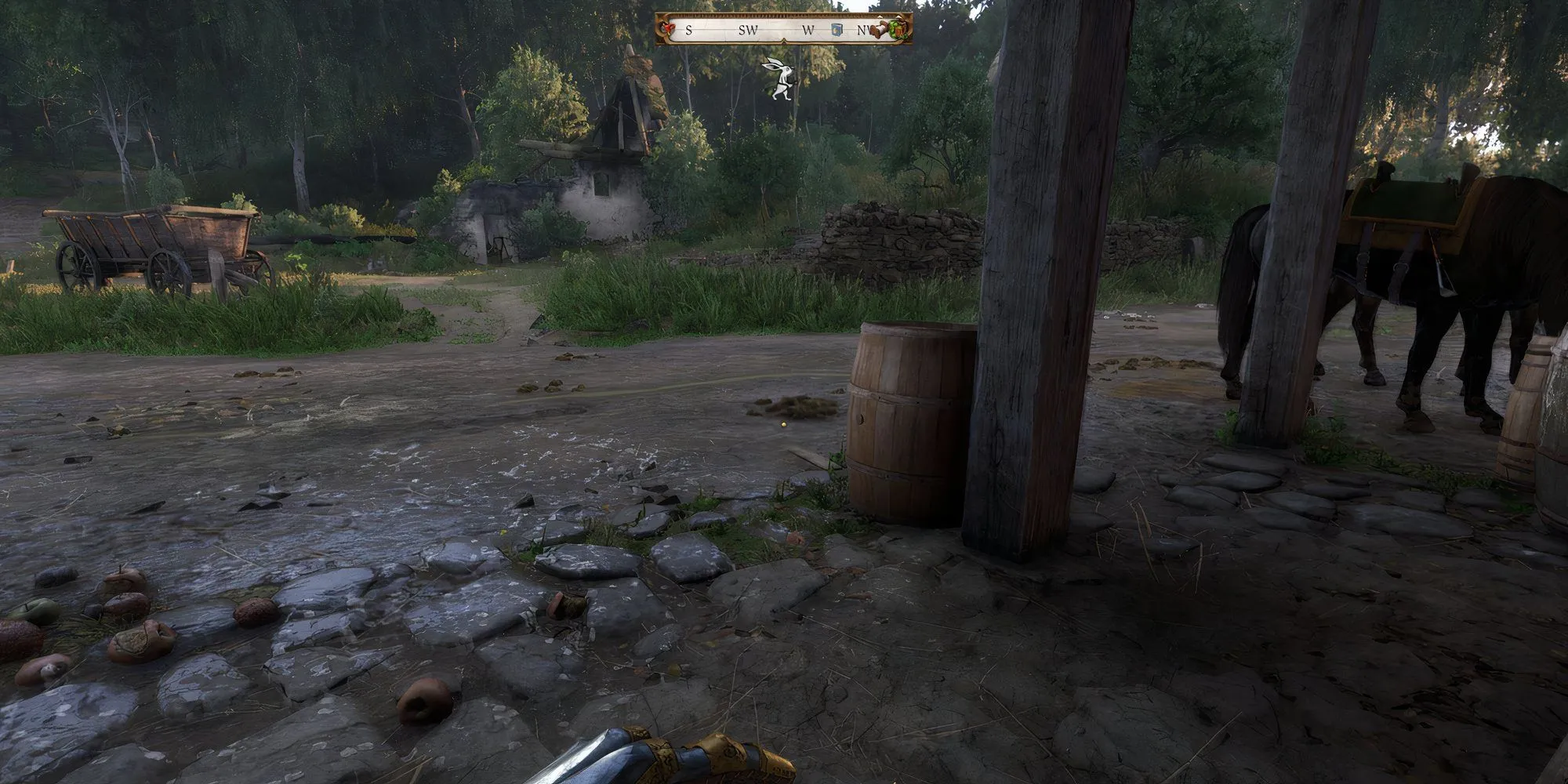 Henry đang lén lút trong bụi rậm, hiển thị giao diện Bunny UI trong Kingdom Come Deliverance 2
