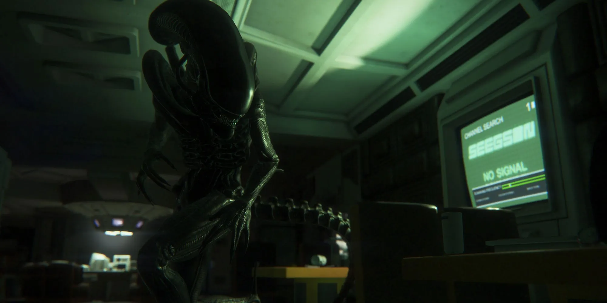 Nhân vật chính Amanda Ripley ẩn nấp trong Alien: Isolation, cho thấy sự căng thẳng khi đối mặt với Xenomorph AI thông minh.