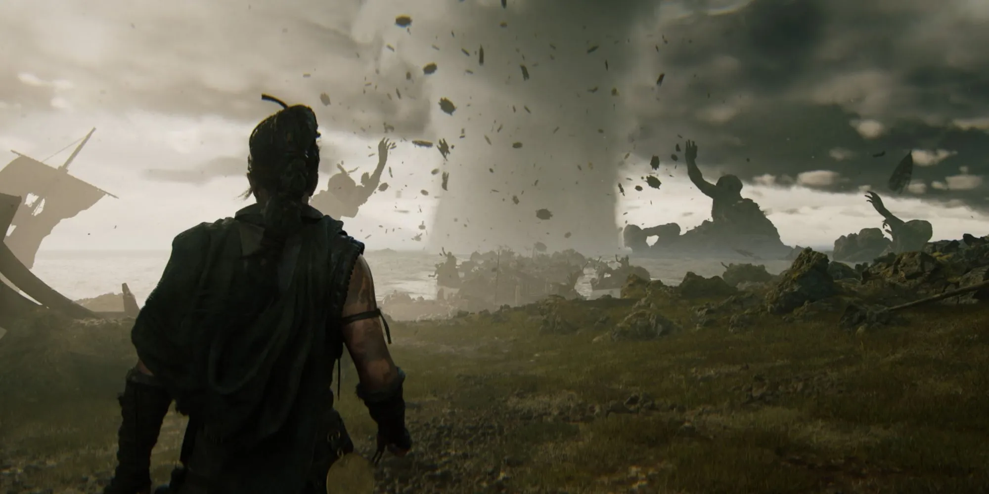 Senua bước đi trong khung cảnh hùng vĩ với lốc xoáy phía xa trong Hellblade 2, thể hiện yếu tố &quot;walking simulator&quot; của game