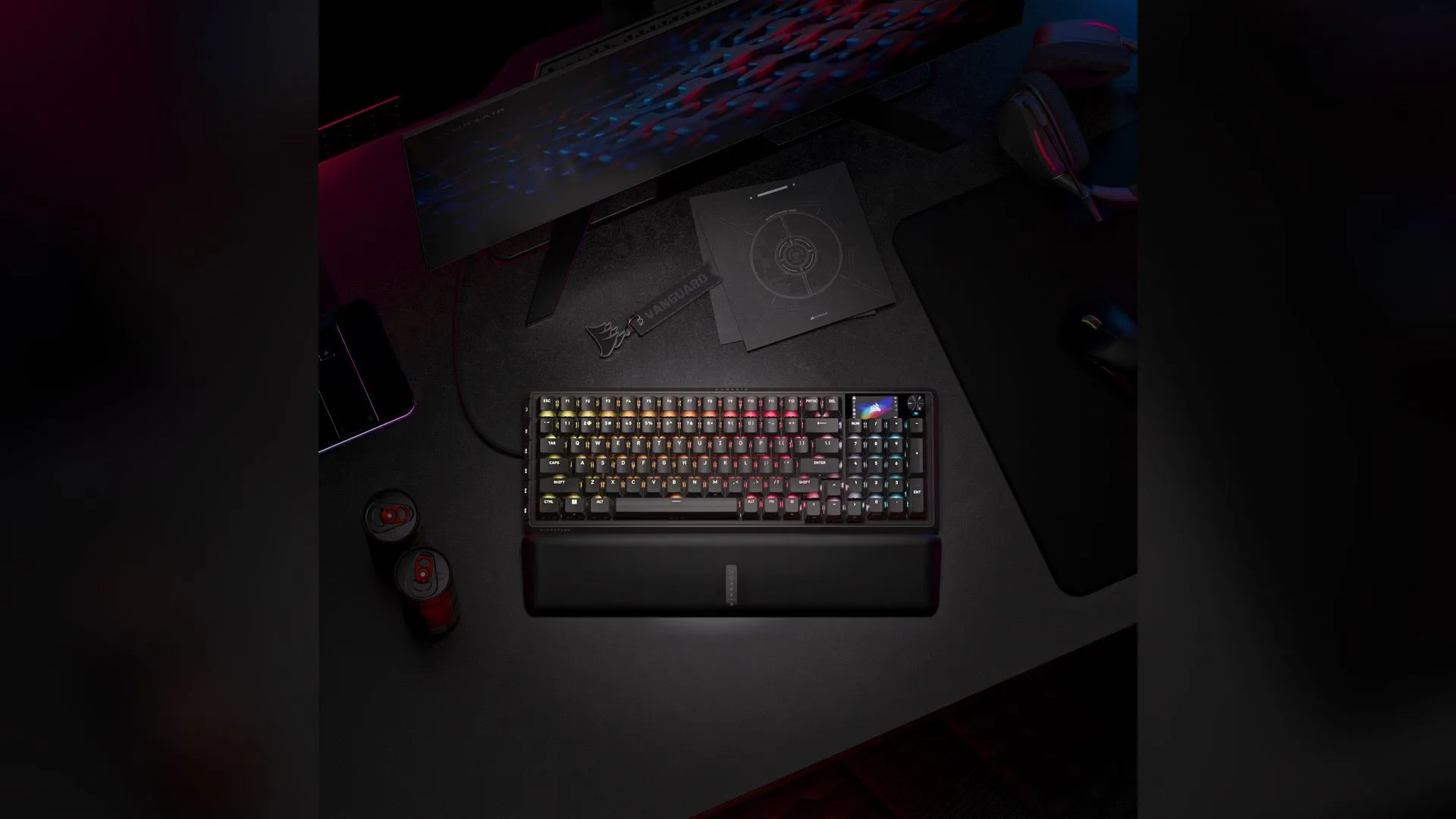 Ảnh sản phẩm Corsair VANGUARD PRO 96 đặt trên bàn chơi game, cho thấy tổng thể thiết kế và đèn RGB
