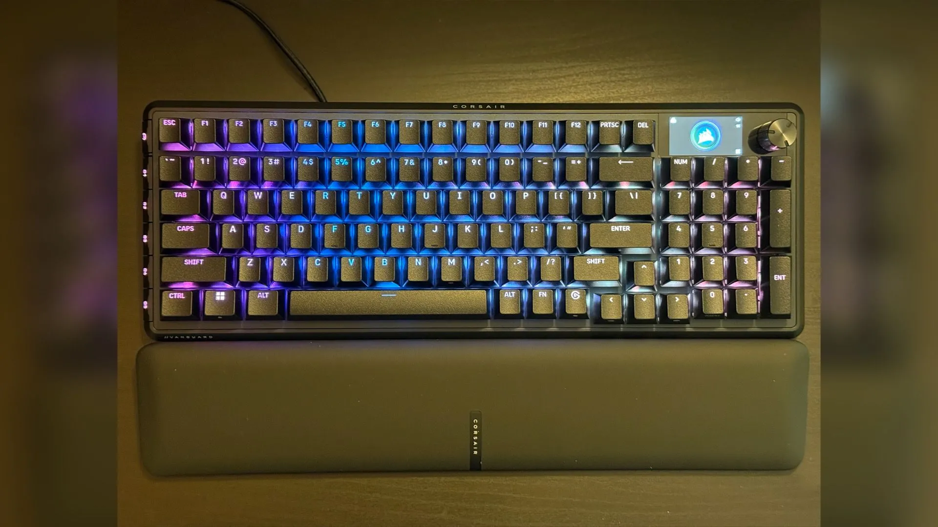 Bàn phím Corsair VANGUARD PRO 96 với đèn RGB và màn LCD nhỏ trên góc phải