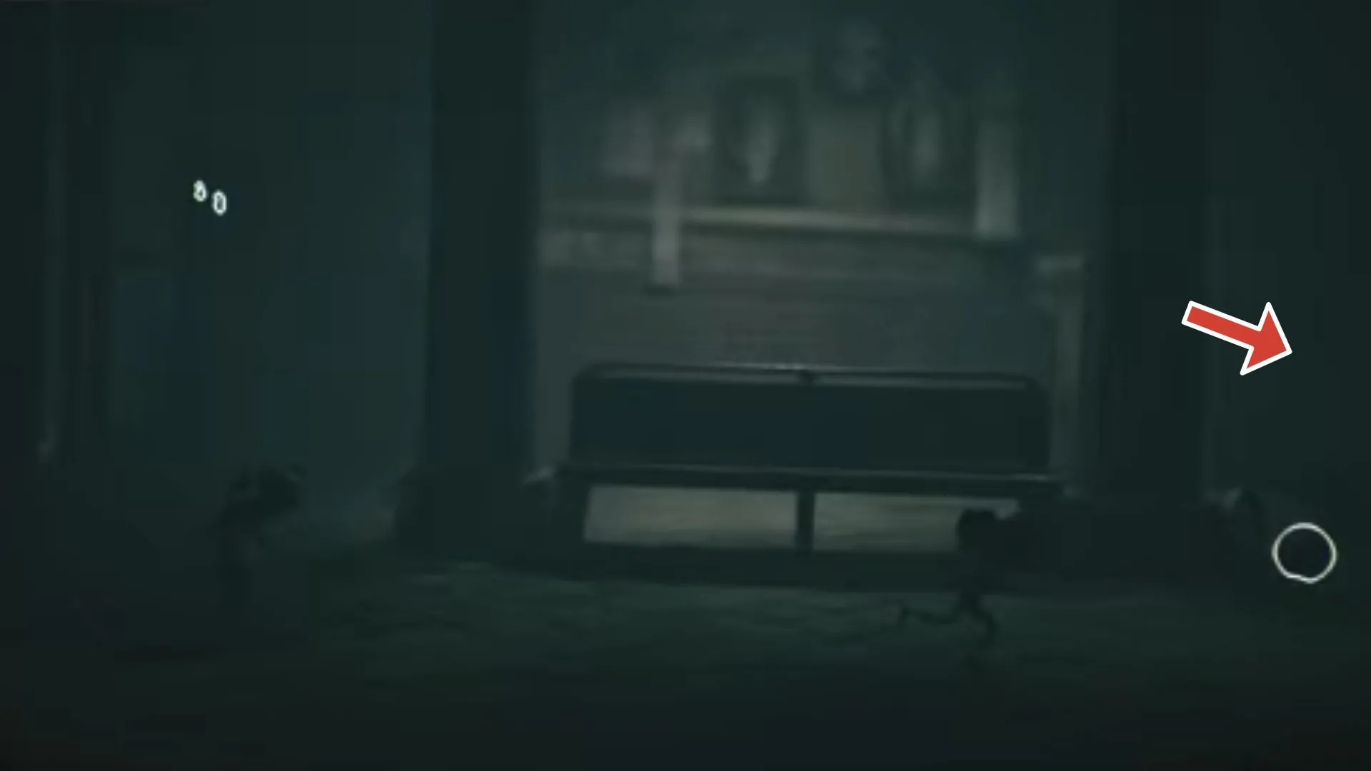 Ghost #5 ngồi trên ghế trong phòng sau khi chui lỗ vách nứt - Little Nightmares 3