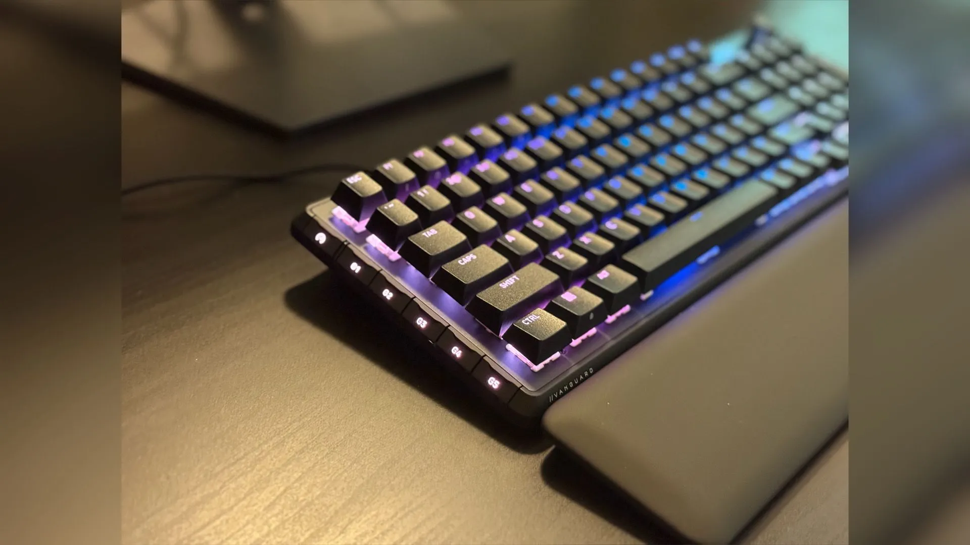 Góc chụp cho thấy layout, núm xoay và palm rest của VANGUARD PRO 96