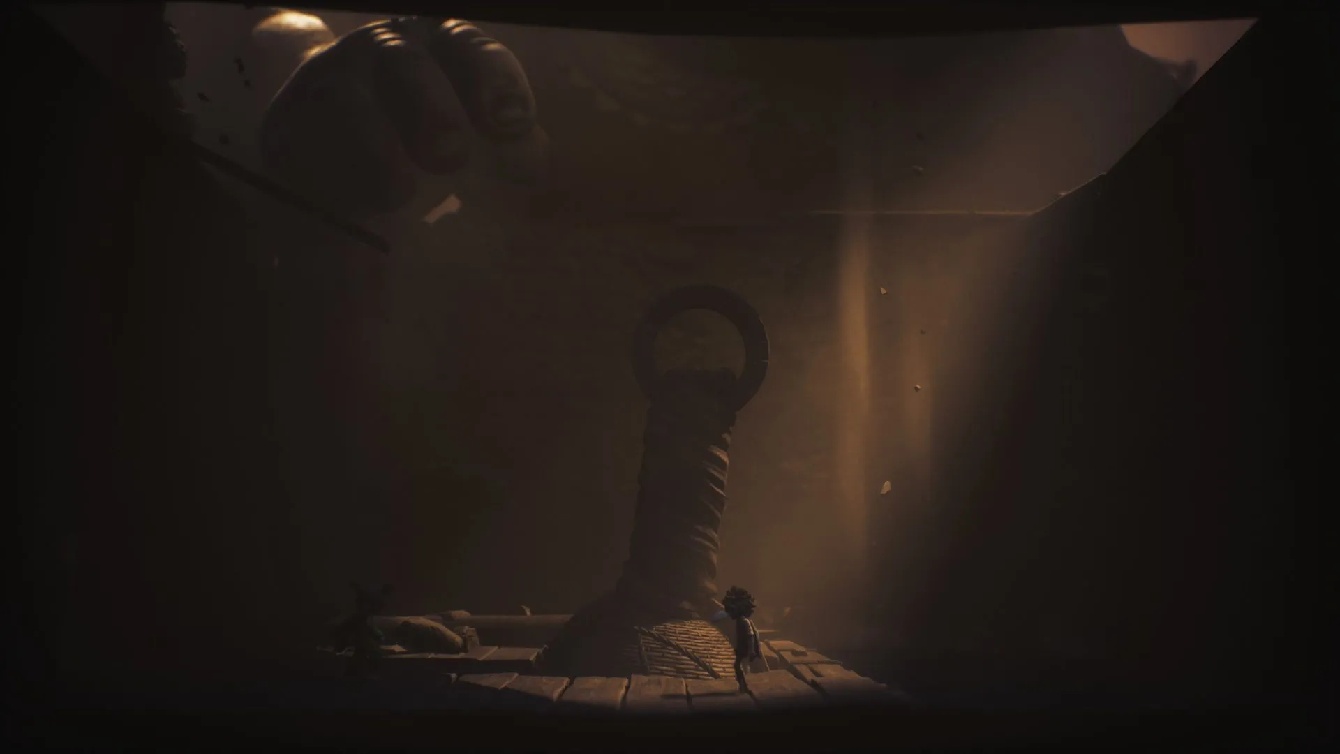Khu ngoài trời có baby rattle và nhiều vị trí quạ - Little Nightmares 3
