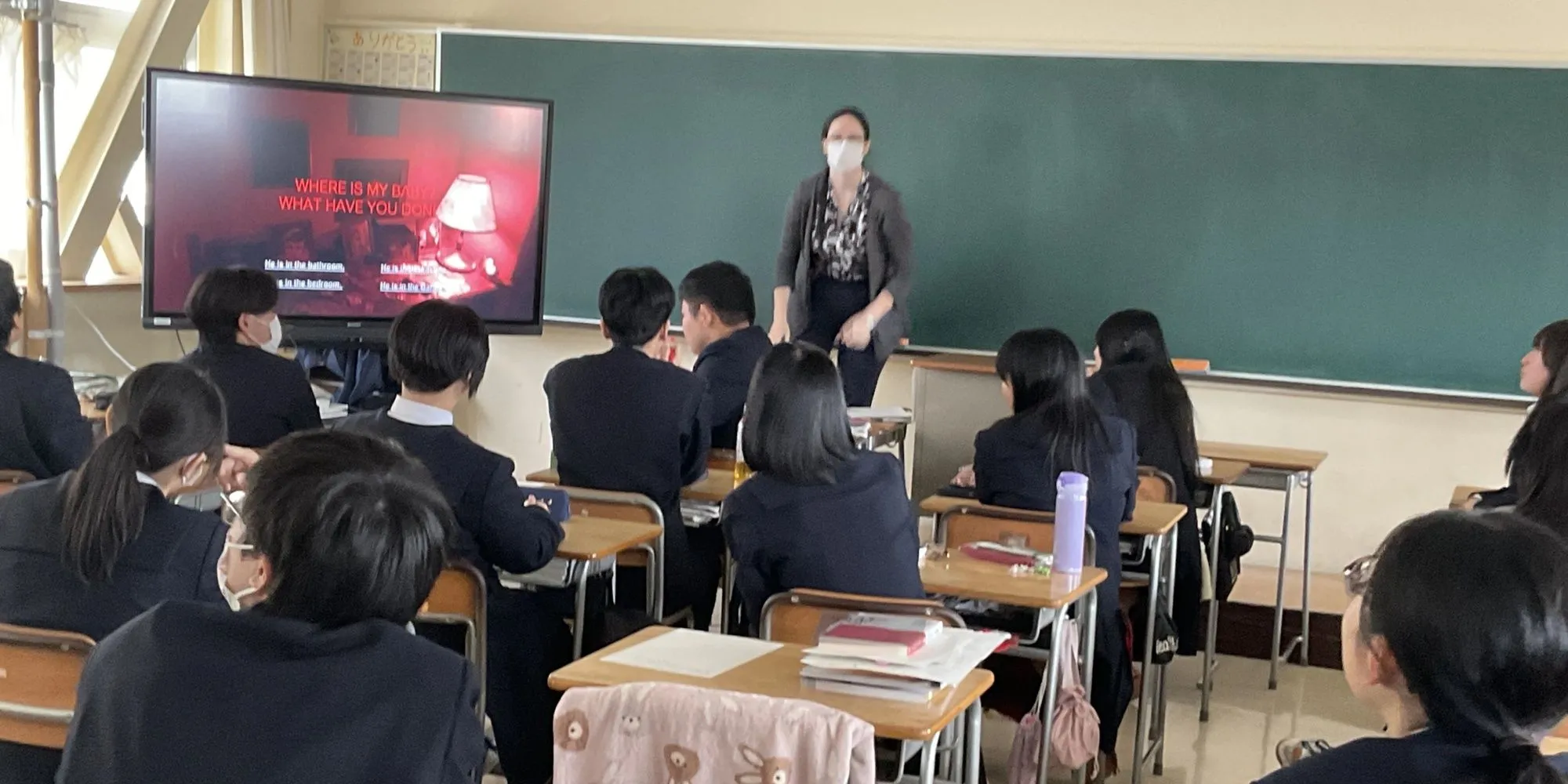 Lớp học sử dụng P.T. để học tiếng Anh tại Tsunan Secondary School, Niigata