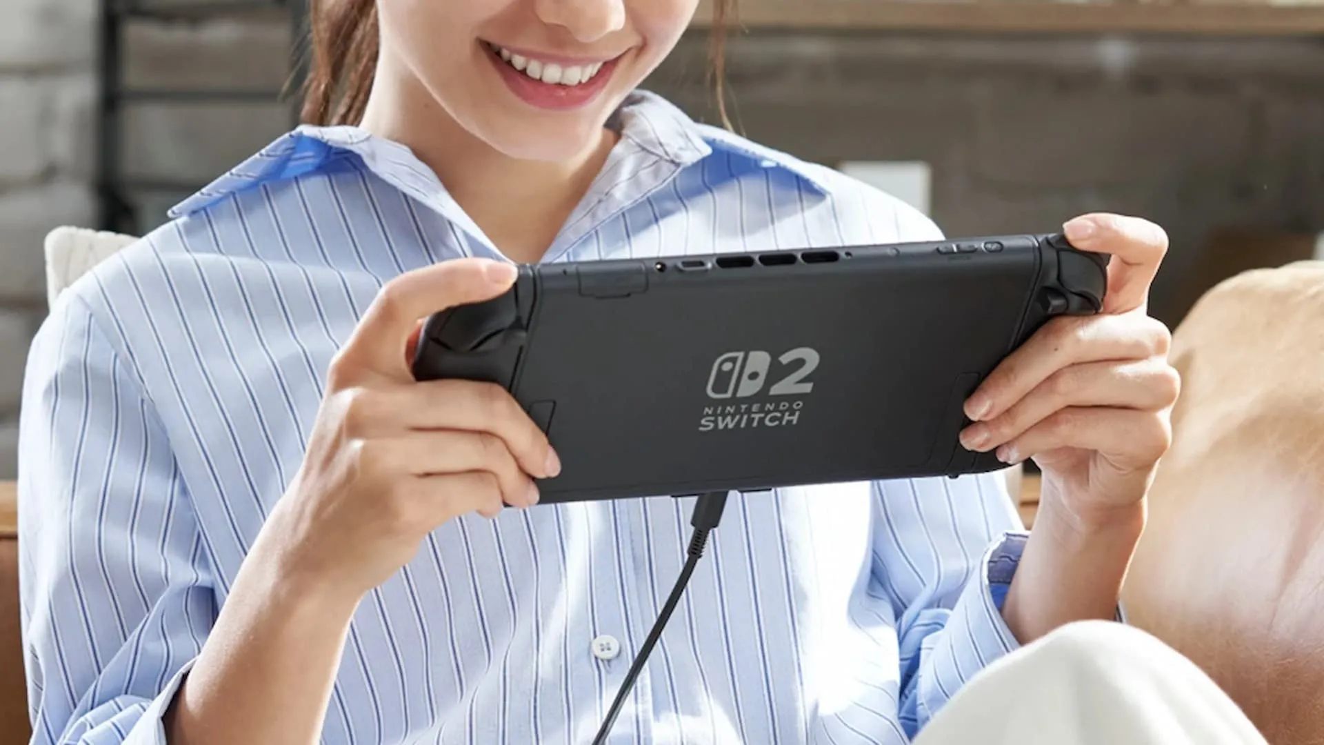 Người giữ và chơi Nintendo Switch 2, cận cảnh máy chơi game cầm tay Switch 2
