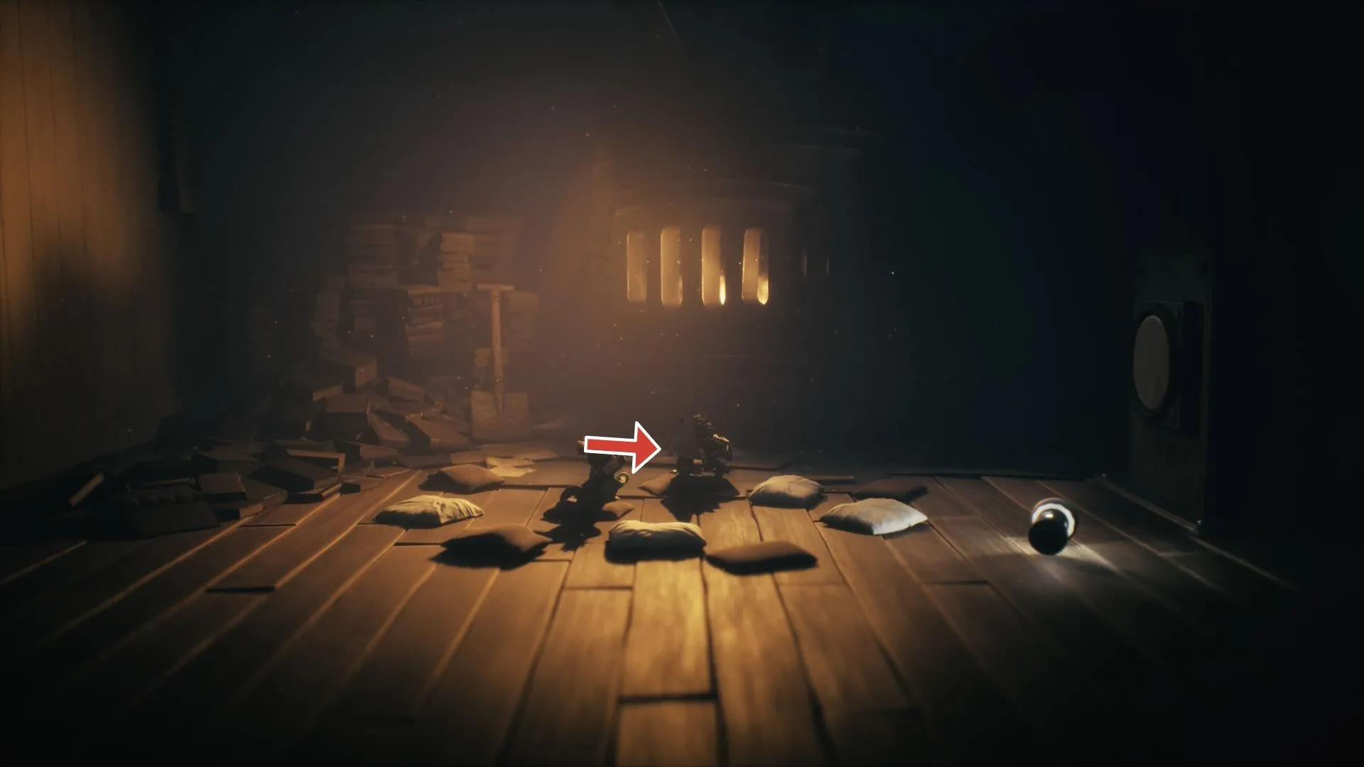 Nome đầu tiên đứng cuối hành lang, lò sưởi chưa bật ở Chương 3 Little Nightmares 3