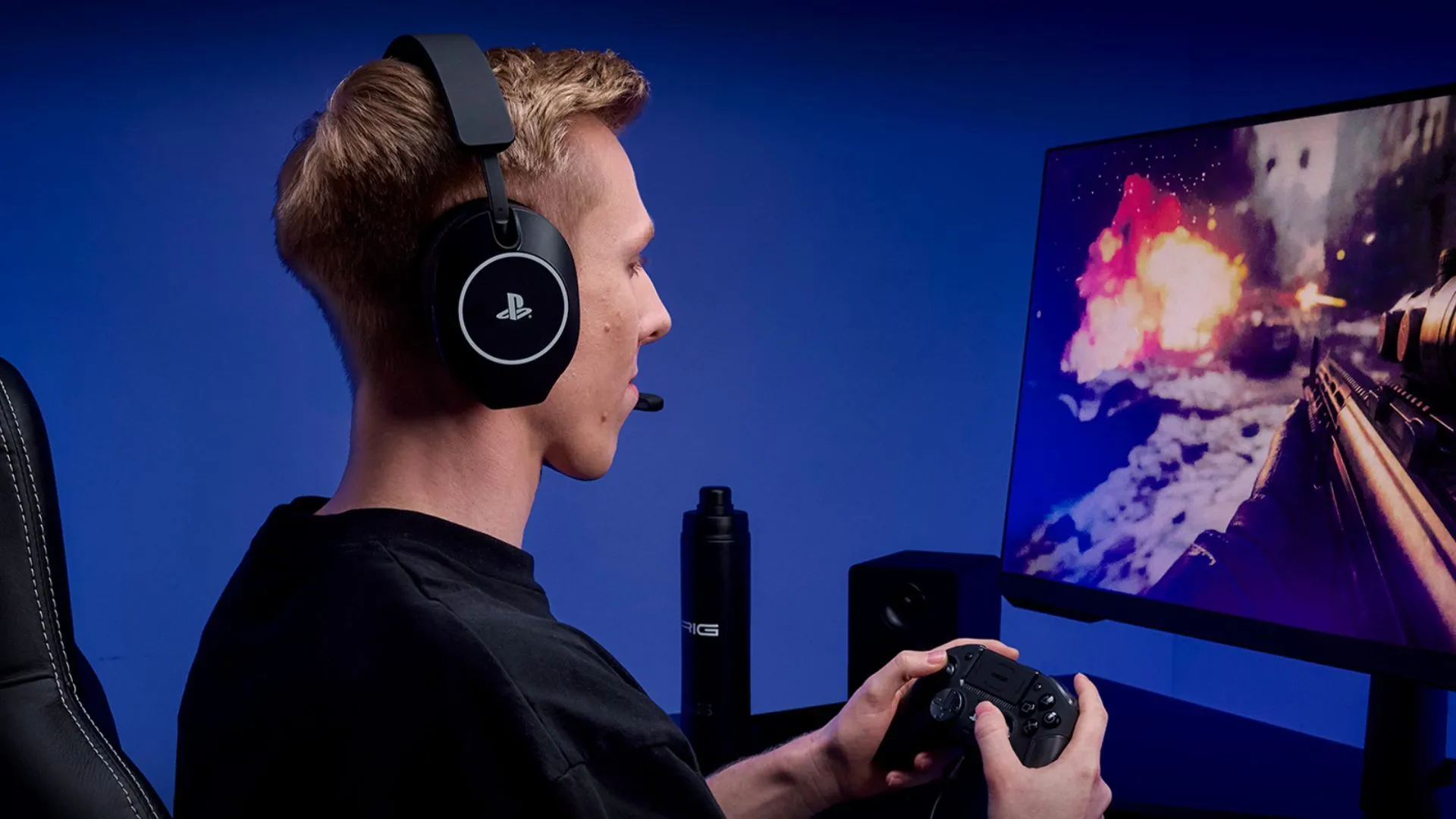 RIG R5 Spear Pro HS đặt cạnh tay cầm khi đang chơi, mô tả sự tập trung vào chất âm và driver graphene